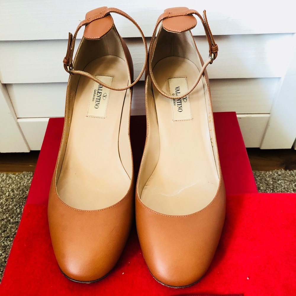 💯 Authentic Valentino tango leather pumps